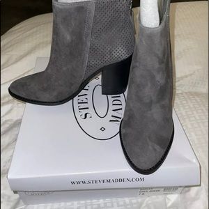 Steve Madden Womens Replay Grey Suede Ankle Booties Size 7.5